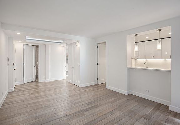 3rd image of 130 E 63rd St APT 2A