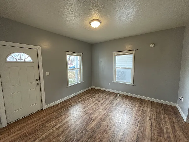 2429 B Ave — Photo 3