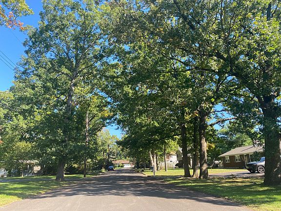 4th image of 2303 Edgewood Dr