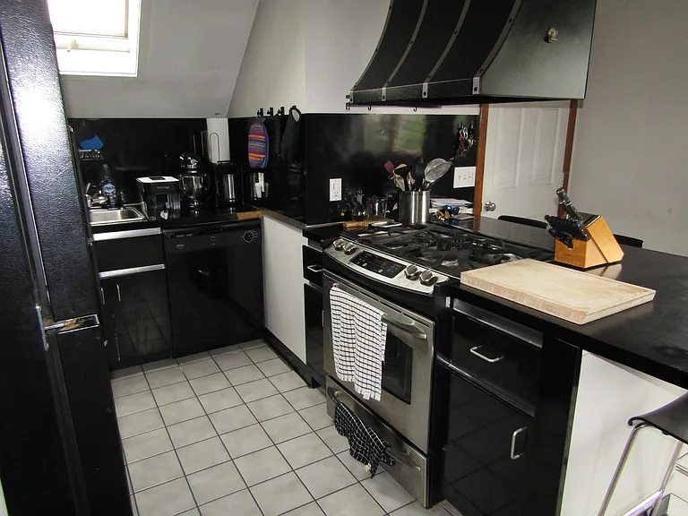 561 Hope St #3 — Photo 2