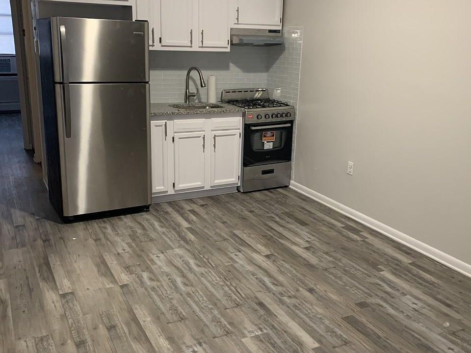 Kitchen / Living area open space Stainless steal Fridge, Fan and Stove. Granite Countertop Brand new floor