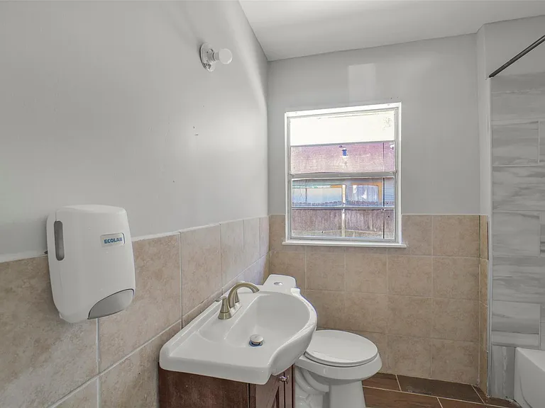 220 Engel St — Photo 13