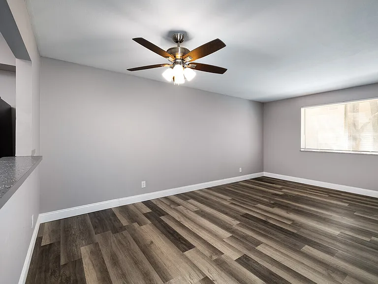 Versailles Apartments — Photo 14