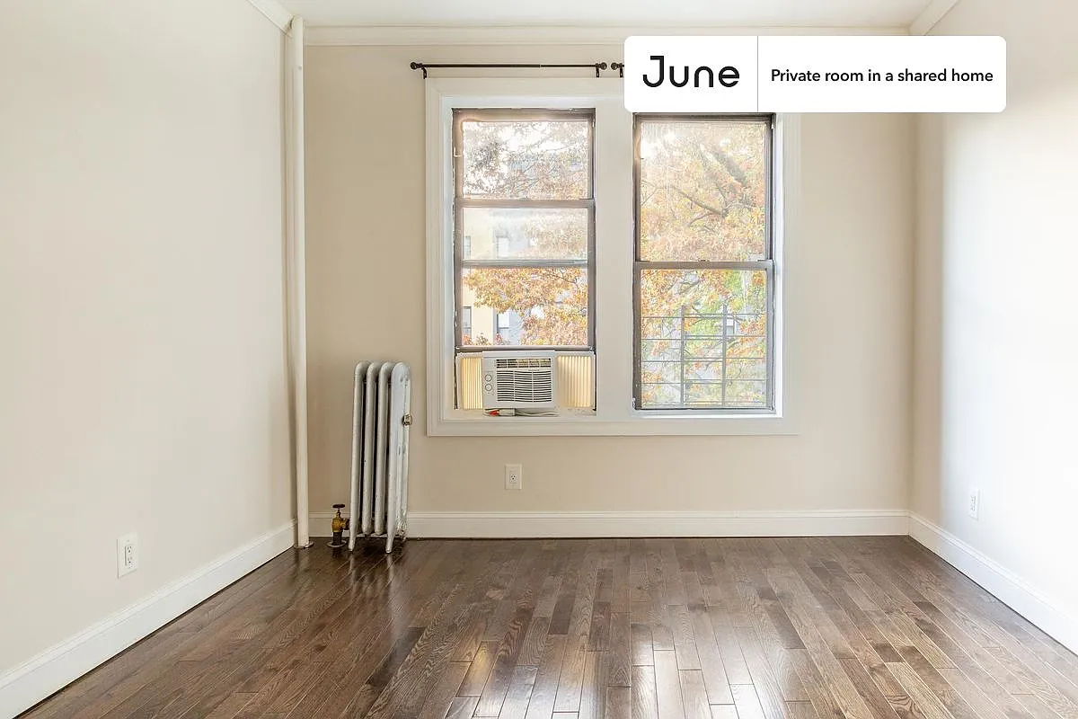 Queen bedroom in 4 bed/1 bath home in Astoria #1609 A — Photo 3