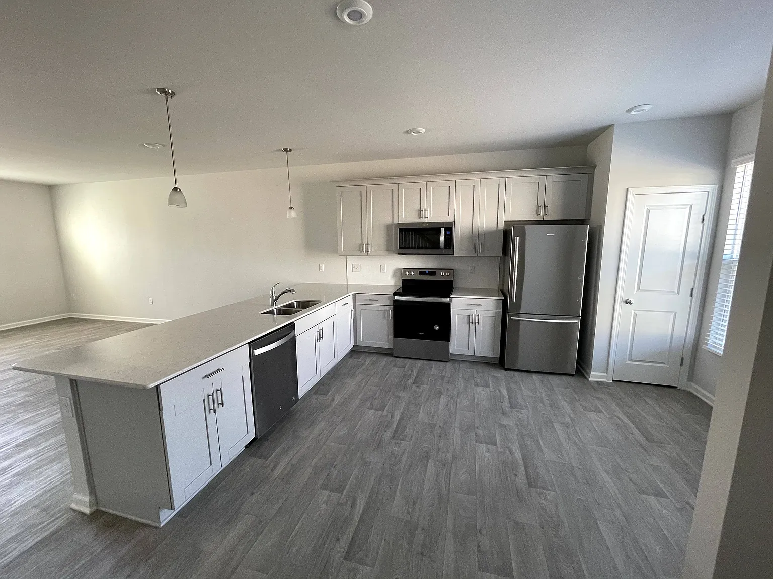 3 bed, 2.5 bath, 1420 sqft, $1,795 — Photo 3