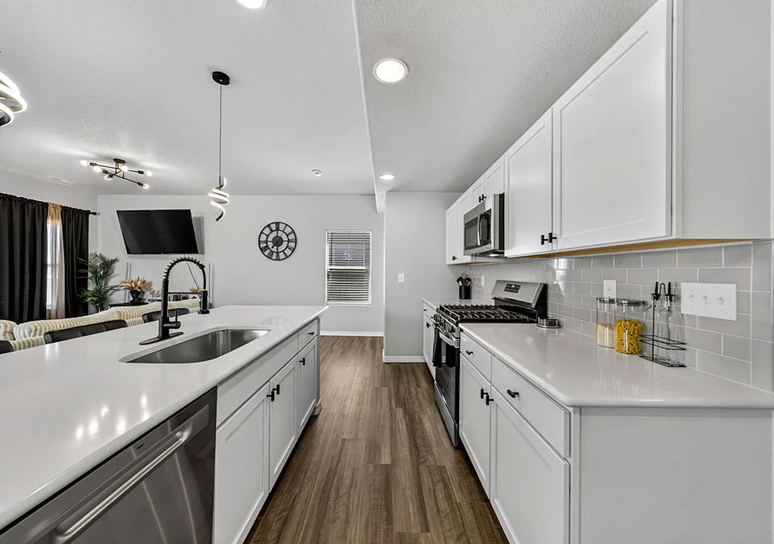 Fully Furnished 3 Bedroom 2.5 Bath Home — Photo 4