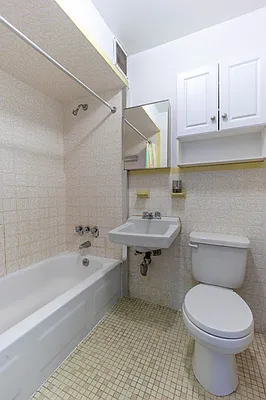 Rented by New York Casas Ltd. | media 13