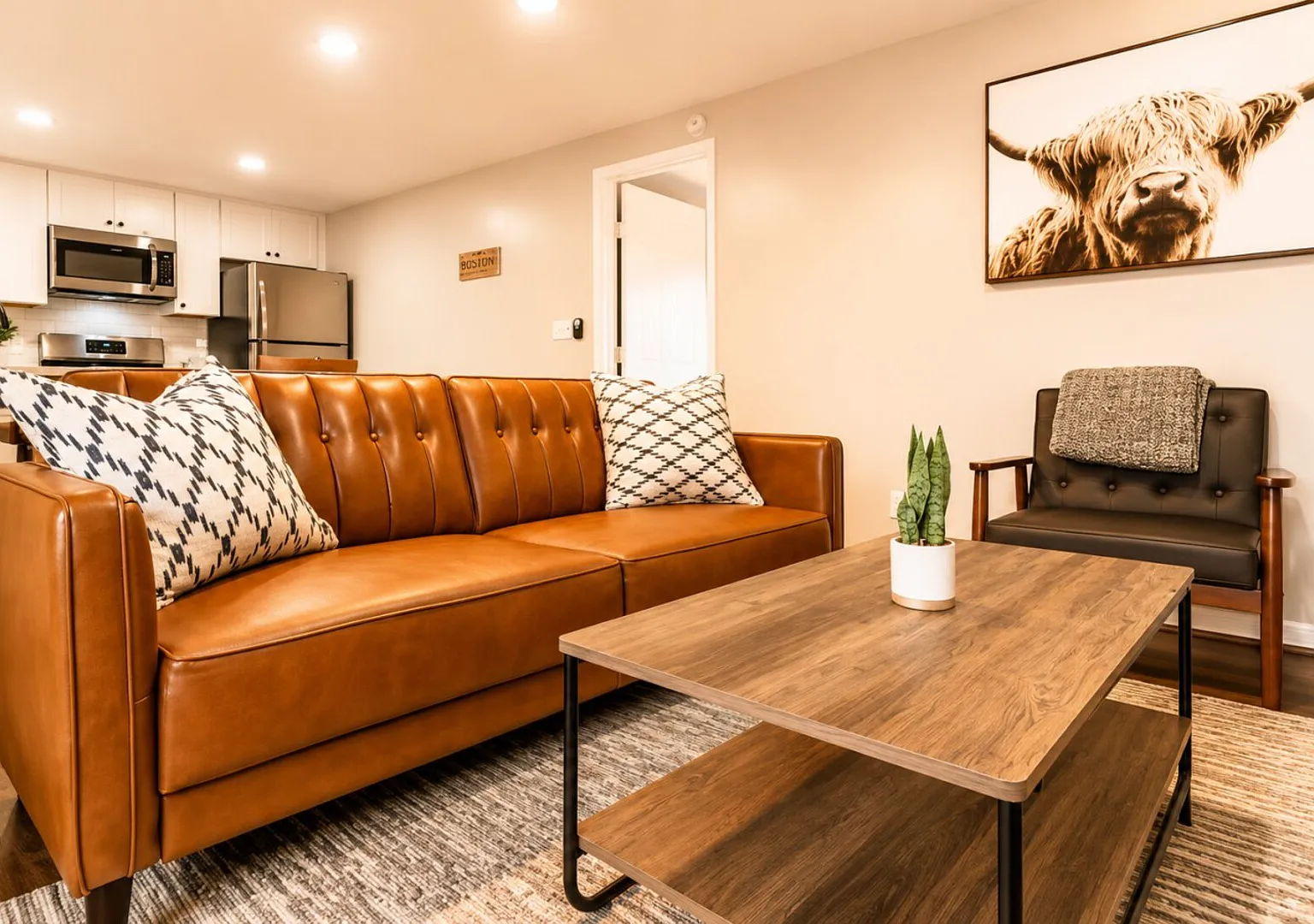 (12) Book Now & Save 10%! Modern July Apartment — Photo 3