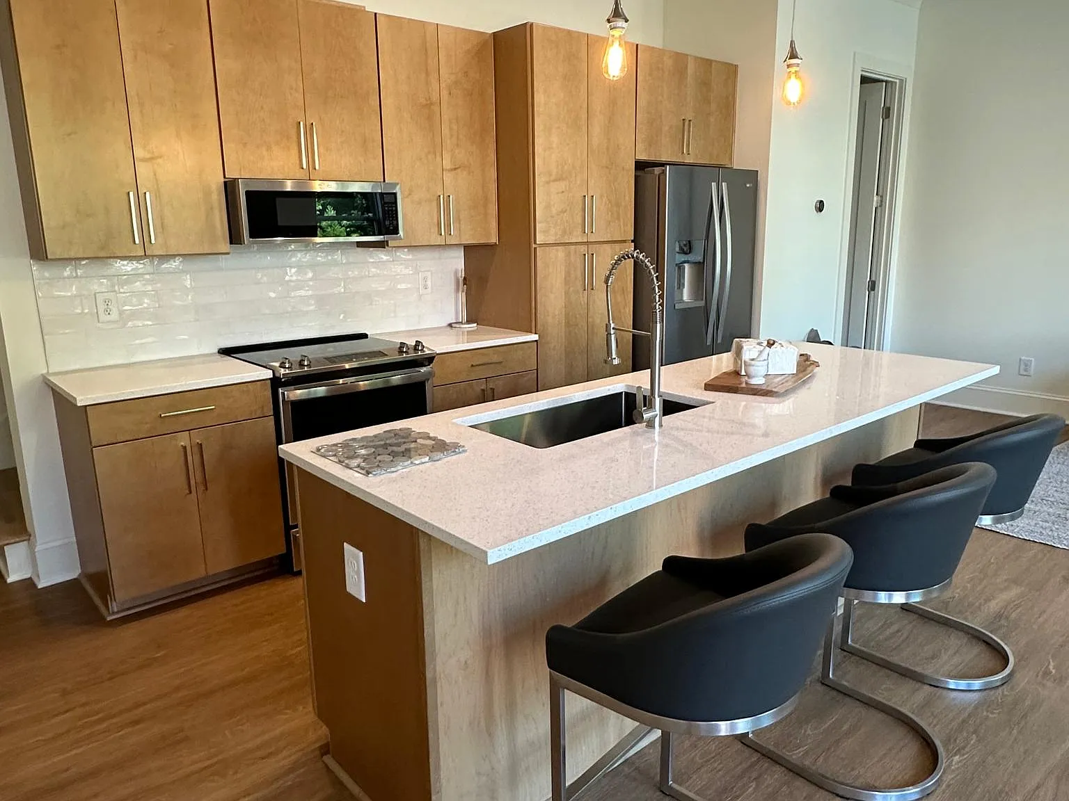 2 bed, 1.5 bath, 1164 sqft, $2,299 — Photo 2