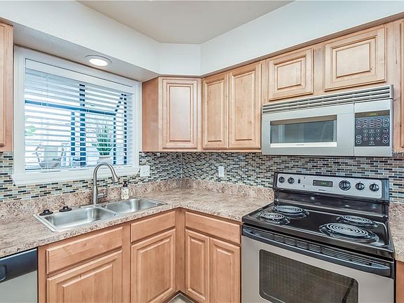 4th image of 940 Douglas 157 Ave