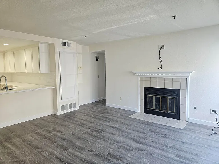 1813 Ipswich Ln — Photo 3