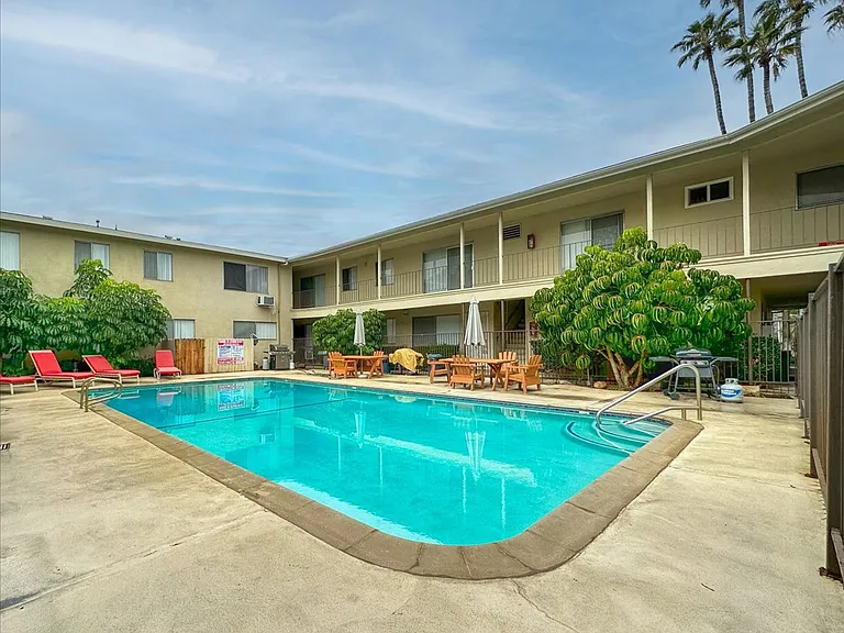 Melrose Place Apartments — Photo 36