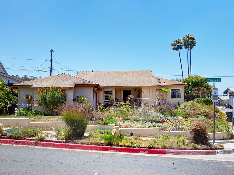 Front view of 202 Via Anita