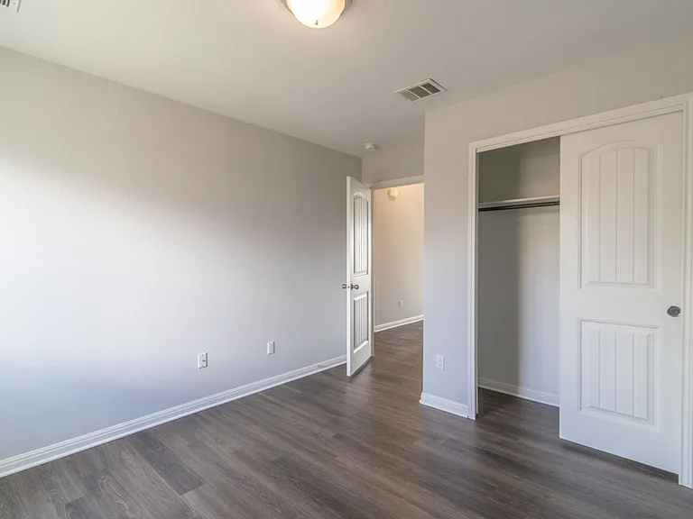 1411 Elbe St — Photo 13