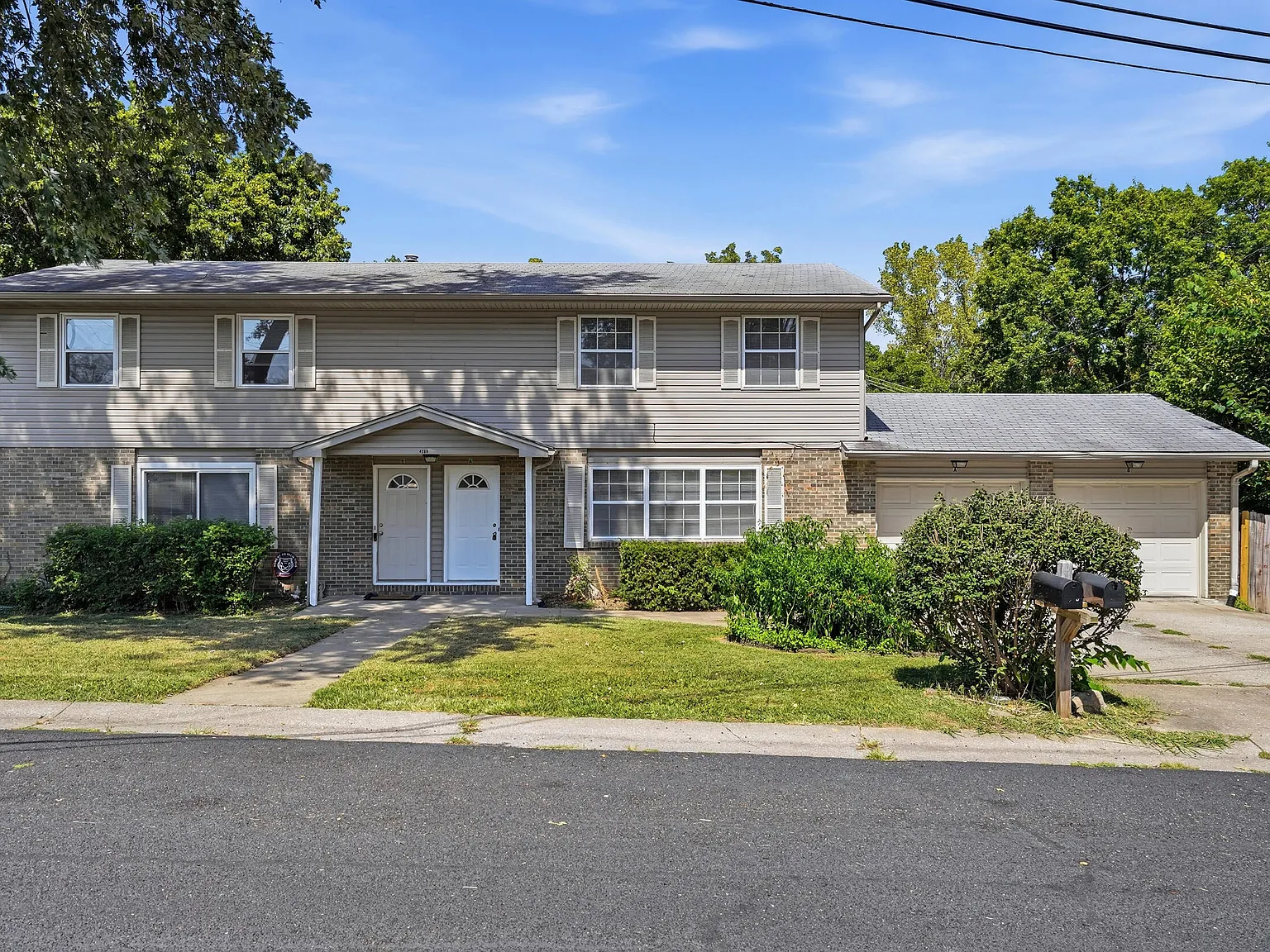3 bed, 1.5 bath, 1200 sqft, $1,400 — Photo 1