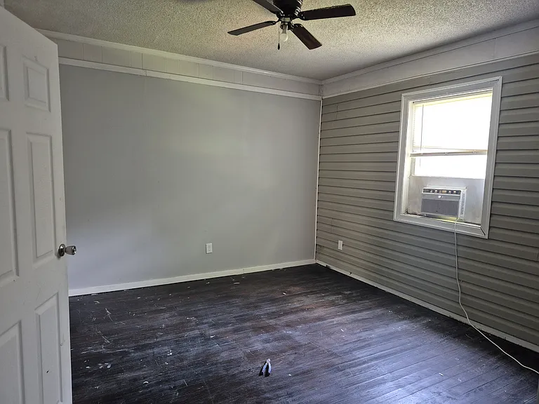 817 Avenue D — Photo 4
