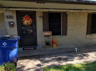 910 N Arcola St, Angleton, TX 77515