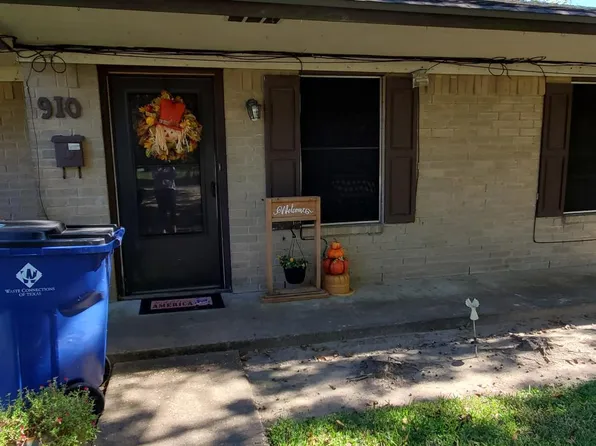 910 N Arcola St, Angleton, TX 77515