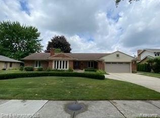 569 Ballantyne Rd, Grosse Pointe Shores, MI 48236