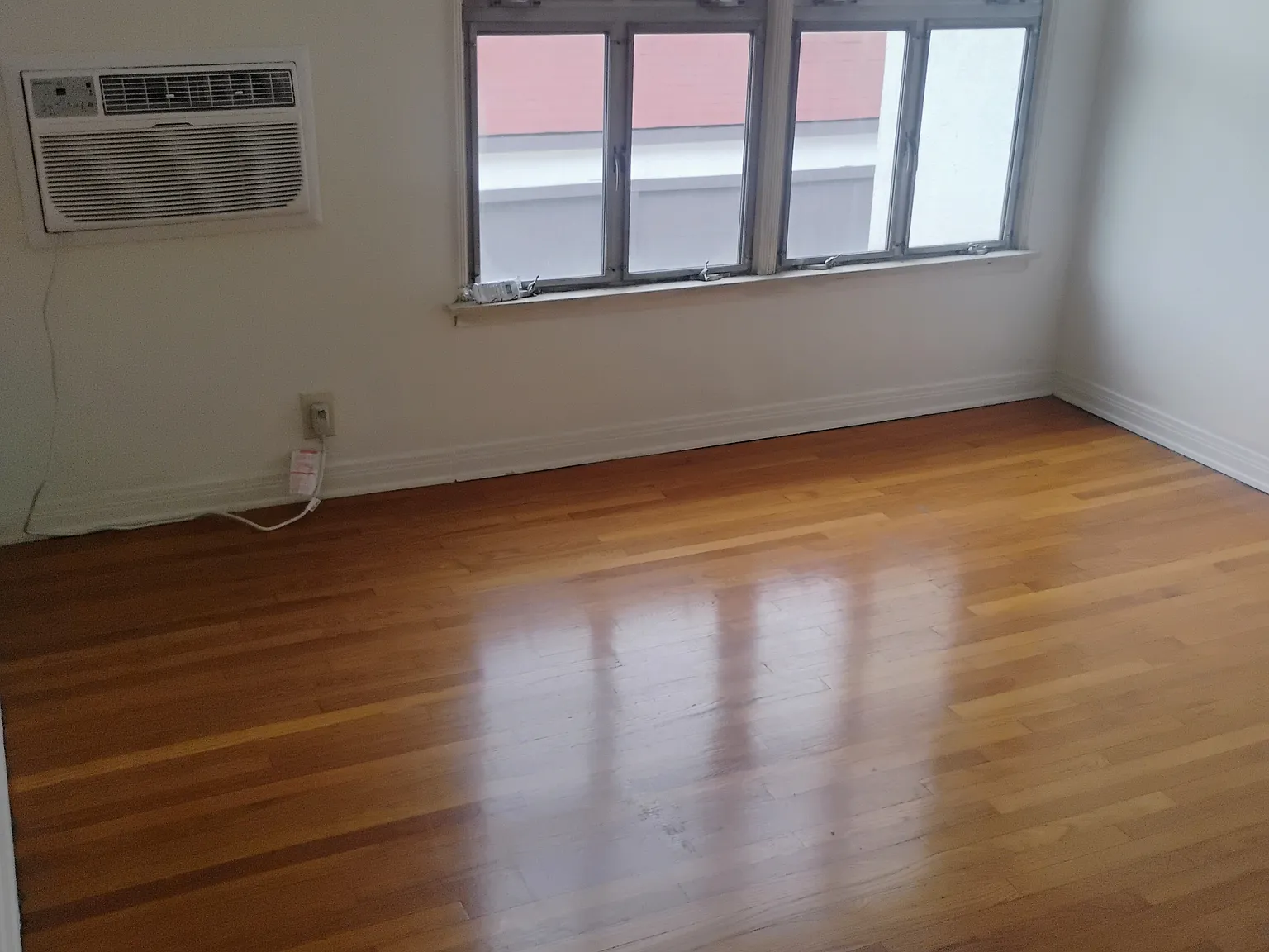 327 S Kenmore Ave — Photo 2