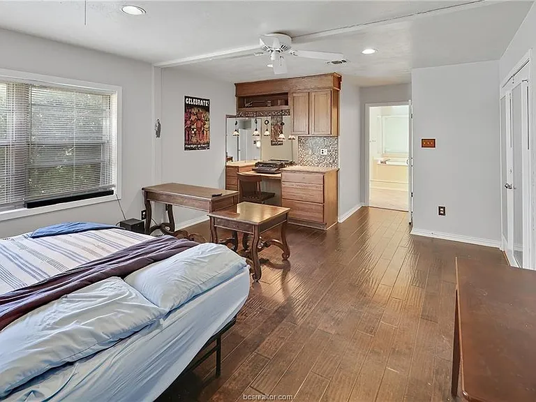 305 Brookside Dr W — Photo 21