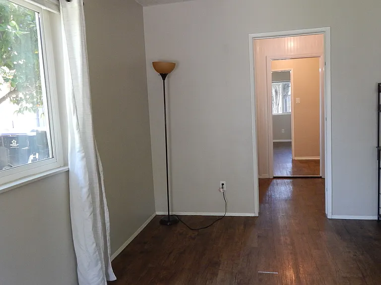 412 S Olive St — Photo 4
