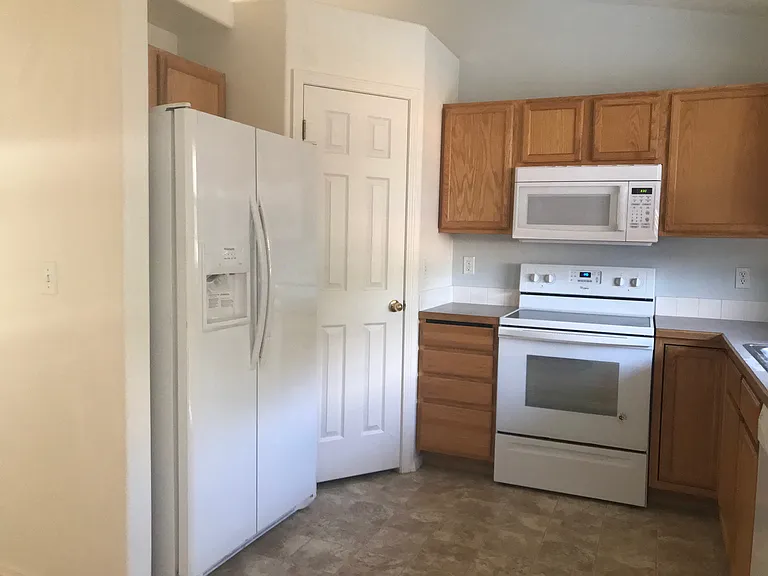 2627 S Canyon St — Photo 7