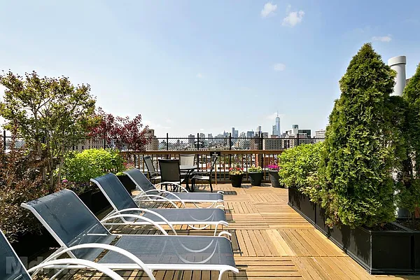 Sold by Mdrn Residential | media 9