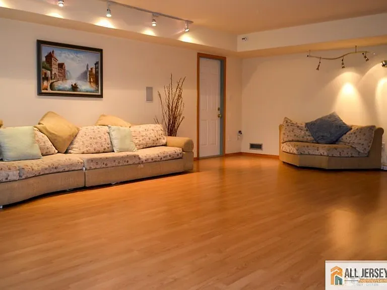 8 Sherwood Rd — Photo 4