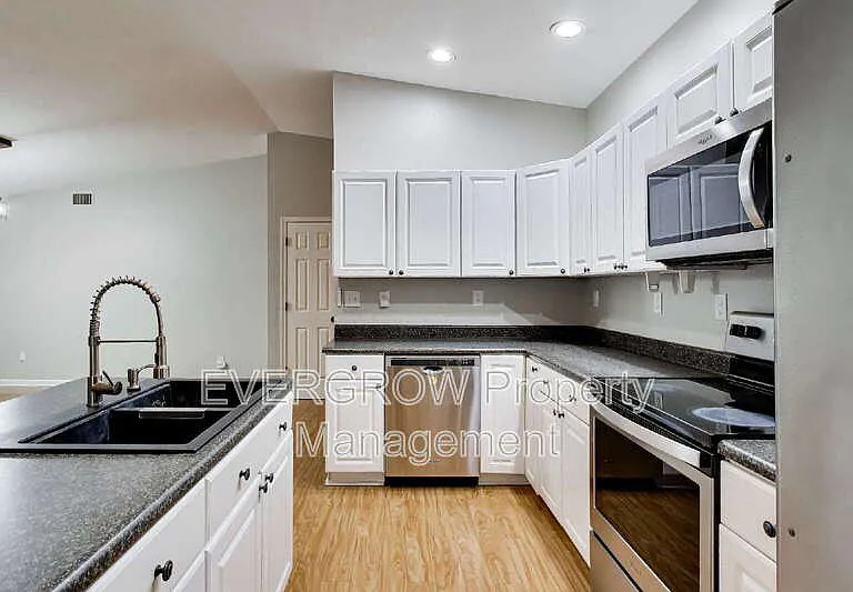 9518 Bent Brook Dr — Photo 10