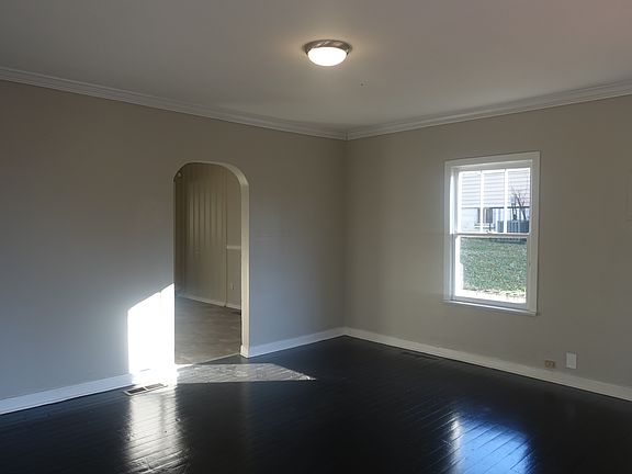 2nd image of 716 Robin Rd