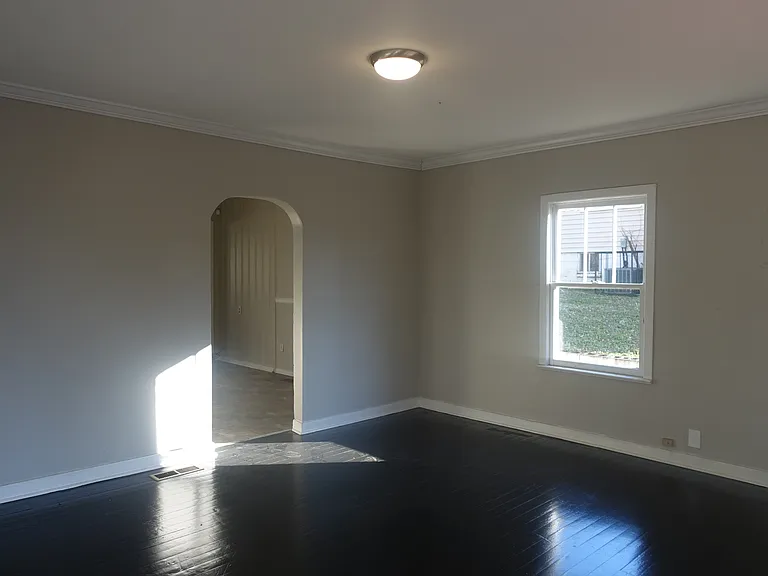716 Robin Rd — Photo 2
