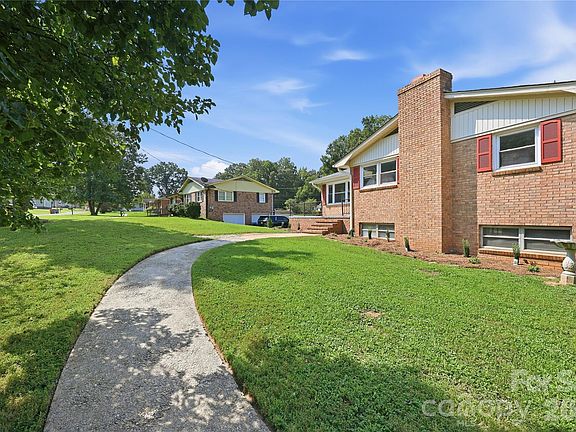 2nd image of 1014 Hoke St