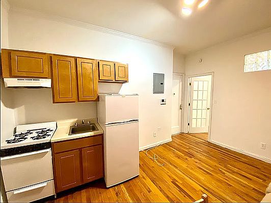 1st image of 245 E 39th St APT 1A
