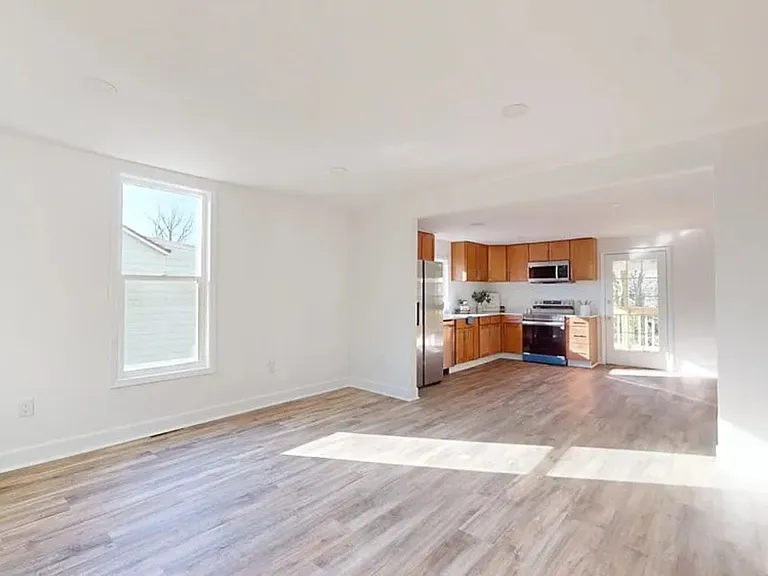 82 Ashlawn Dr — Photo 1
