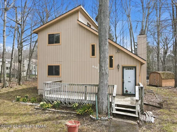 940 Country Place Dr, Tobyhanna, PA 18466