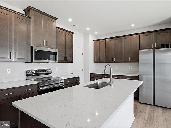 3rd image of 73 Hopkins St