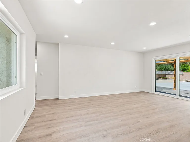 225 Armstrong Dr — Photo 18