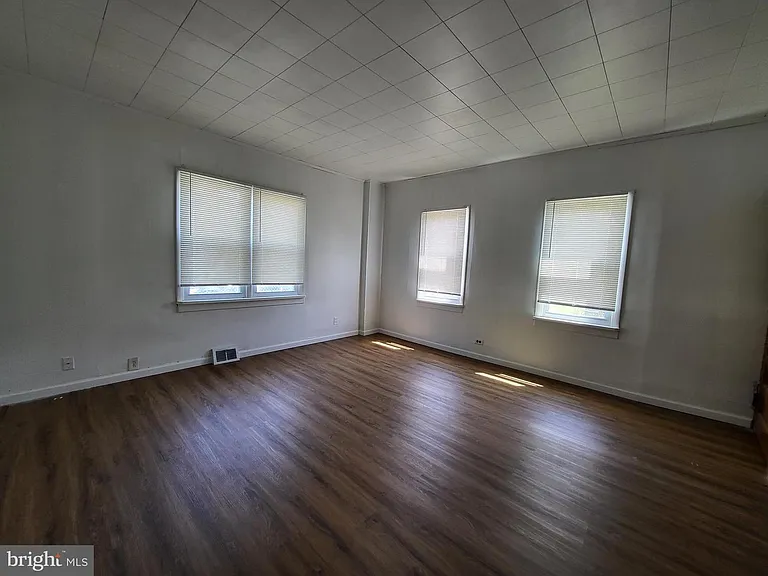 130 Oxford Ave — Photo 5