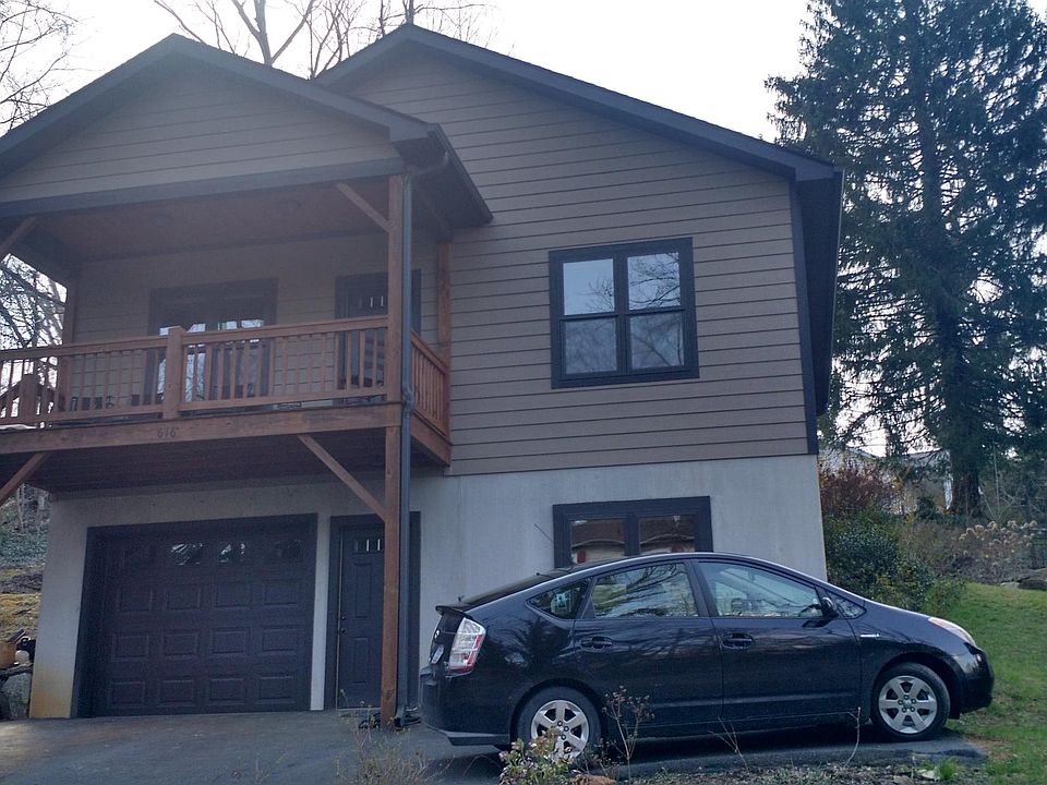 House with large driveway