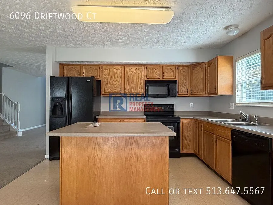 Spacious and Modern 5 BR Home — Photo 3