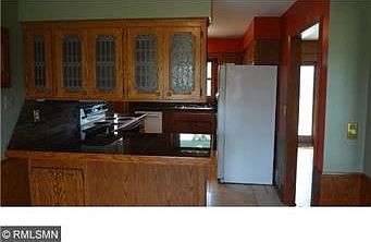 4th image of 141 Elm Dr W