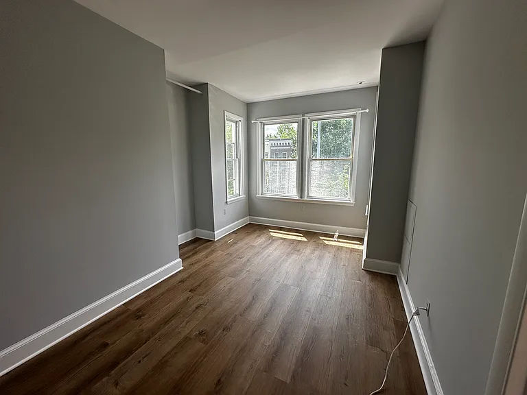 306 E St NE — Photo 34