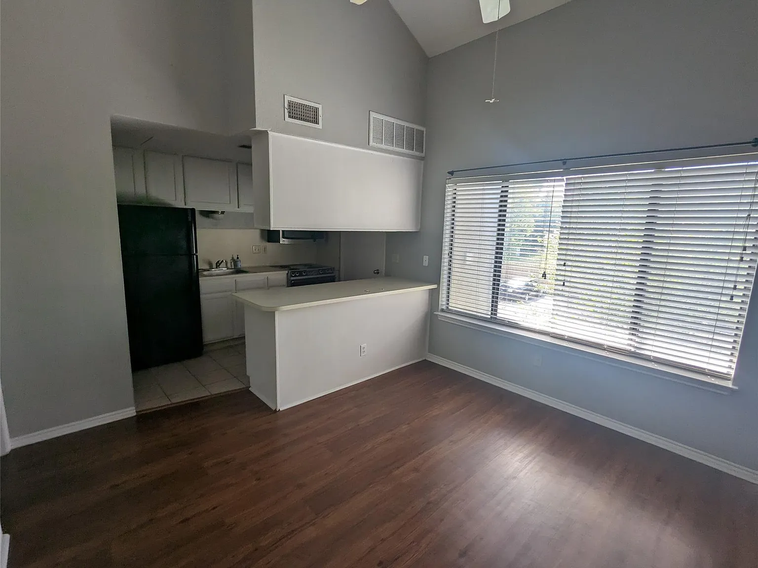 2 bed, 2.0 bath, 738 sqft, $1,745 — Photo 2