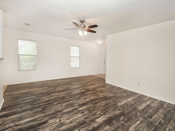 5th image of 924 Mosaic Dr