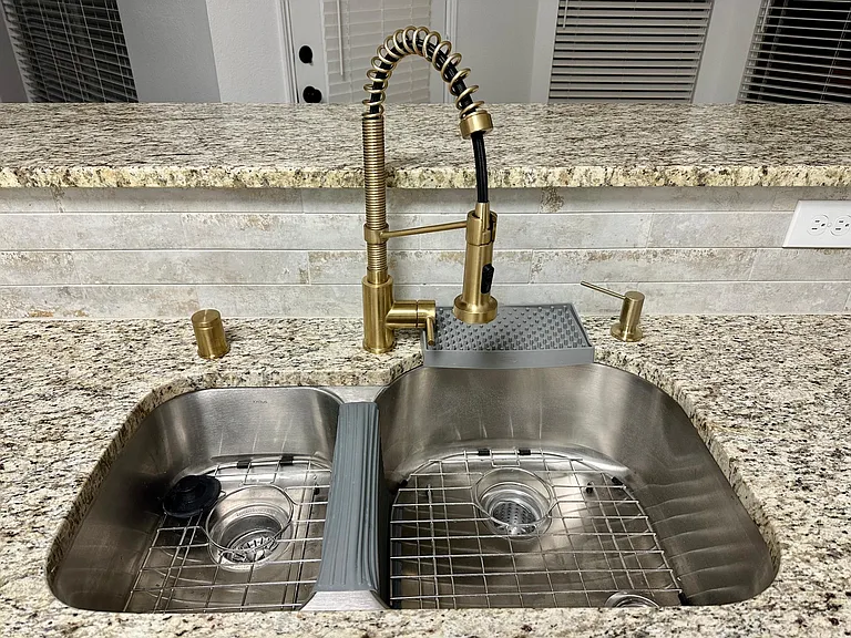 Sink protection gadgets.