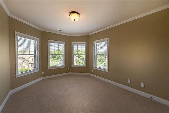 1381 Round Hill Ln — Photo 7