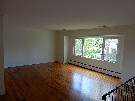 4th image of 44 Acorn Ln