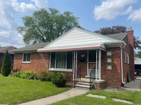 900 Crest St, Mount Clemens, MI 48043