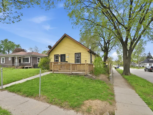 2401 Maple St, Des Moines, IA 50317